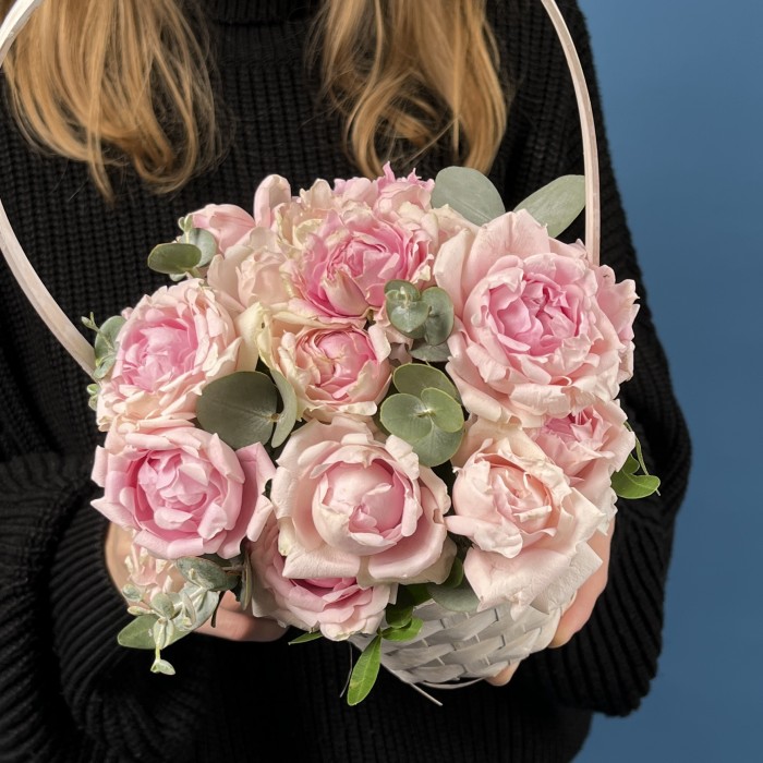 5 кустовых пионовидных роз Кэнди Флоу в корзине